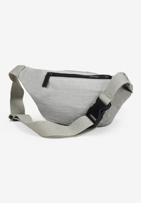 Riñonera de tela gris con superficie texturizada, bolsillo con cremallera negra, correa ajustable y cierre de hebilla de plástico.
