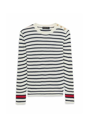 Maglione bianco a maniche lunghe in maglia con righe orizzontali blu navy, banda rossa vicino ai polsini, collo rotondo e tre bottoni dorati sulla spalla sinistra.