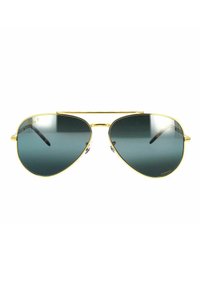 Occhiali da sole aviator dorati con lenti verdi, montatura in metallo, barra superiore dritta e punte delle astine in plastica. Logo del marchio ben visibile sulla lente.