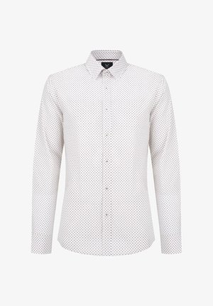 Biała koszula z długimi rękawami, z drobnym wzorem w czerwone i niebieskie kropki, standardowy kołnierzyk oraz zapinana na guziki z przodu. Gładki materiał bawełniany.