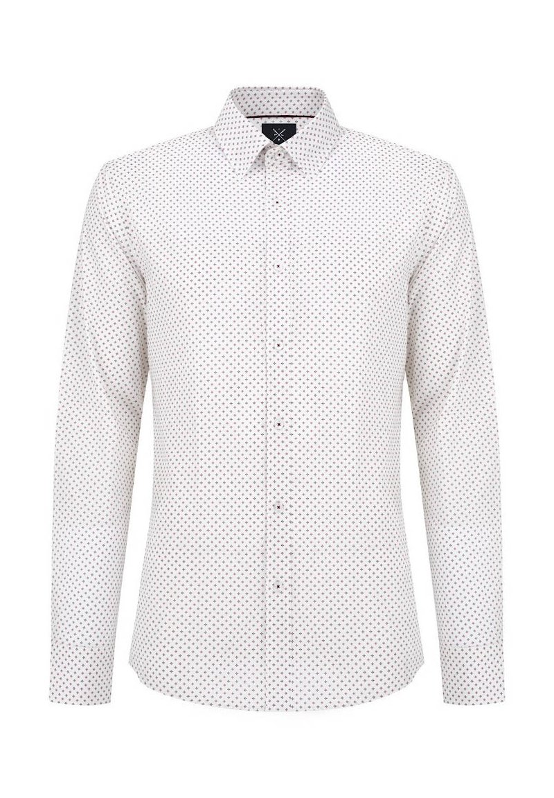 Biała koszula z długimi rękawami, z drobnym wzorem w czerwone i niebieskie kropki, standardowy kołnierzyk oraz zapinana na guziki z przodu. Gładki materiał bawełniany.