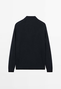 Dunkelblaues, langärmliges Polo-Sweatshirt mit Kragen, gerippten Bündchen und einer glatten, weichen Textur. Einfaches Design ohne sichtbare Muster oder Akzente.