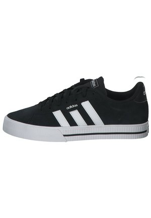 Sneaker in suede nera con design a tre strisce bianche, suola piatta in gomma bianca, chiusura con lacci e colletto imbottito. Adatti per un abbigliamento casual.