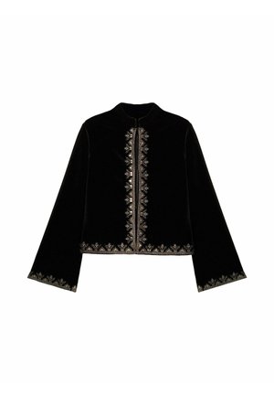 Chaqueta de terciopelo negro con cuello alto, mangas largas, decorada con bordados plateados a lo largo del frente y el dobladillo. Cierre central con cremallera.