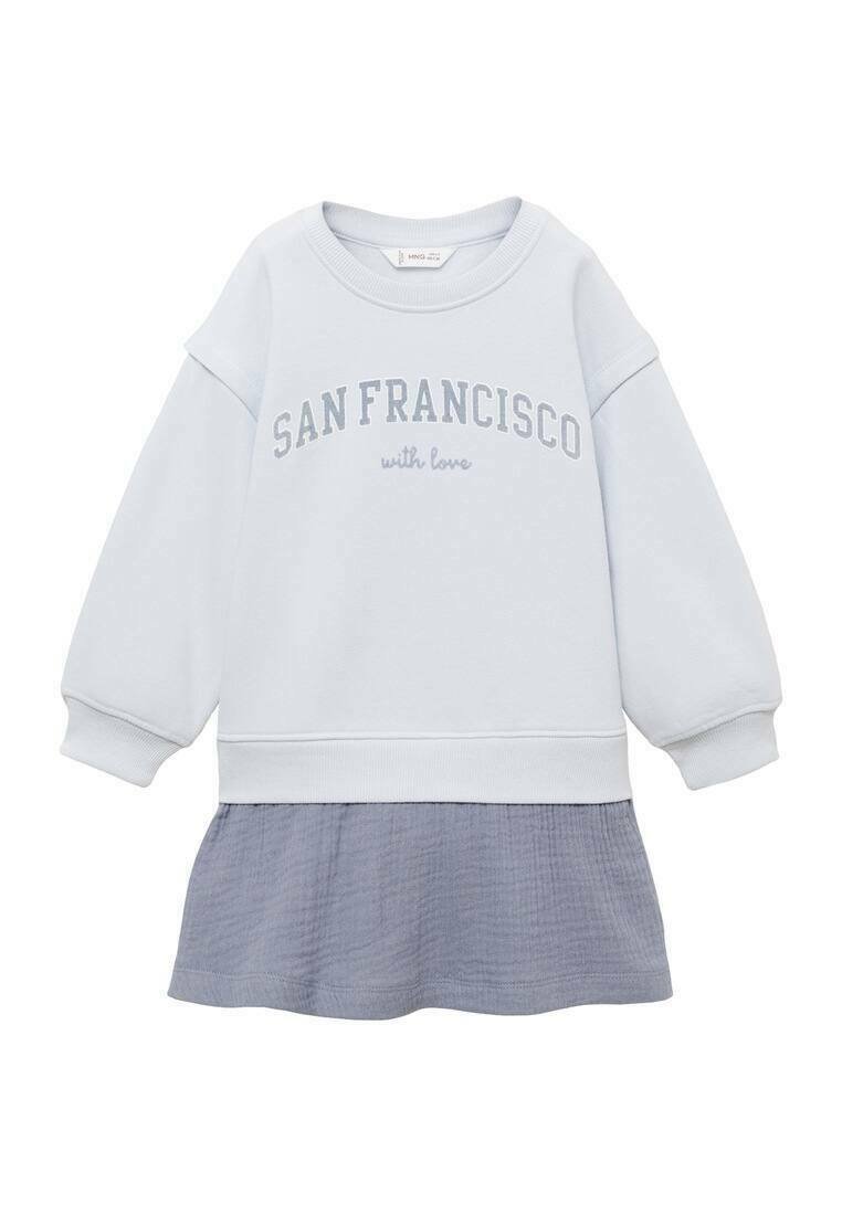 Svetlo modrá mikina s nápisom "SAN FRANCISCO with love". Bavlnená tkanina, vo voľnom strihu, a vrstvená sivá sukňa s textúrovaným povrchom.