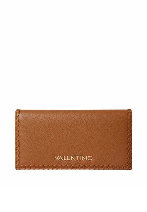 Portefeuille rectangulaire en cuir beige avec bords cousus et logo Valentino doré centré sur le devant.