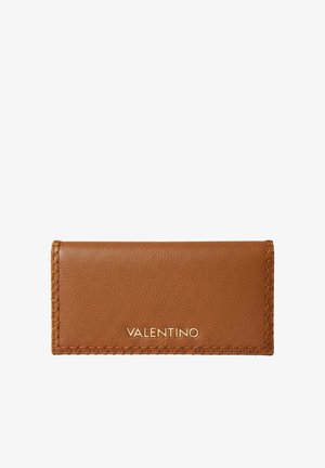 Portefeuille rectangulaire en cuir beige avec bords cousus et logo Valentino doré centré sur le devant.