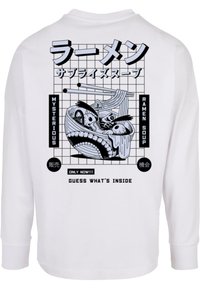 Ilga rankovė balta marškinė su juoda ramen makaronų grafika ir animaciniais veikėjais, japonų tekstu ir tinklelio raštu fone.