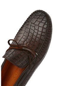 Dunkelbrauner Leder-Mokassin mit Krokodilstruktur, detaillierter Naht und einer gebundenen Lederschleife oben.