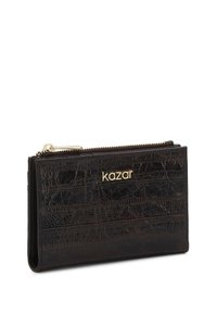 Portafoglio in pelle marrone scuro con un motivo in rilievo, marchio dorato, chiusura a zip e forma rettangolare per un facile stoccaggio.