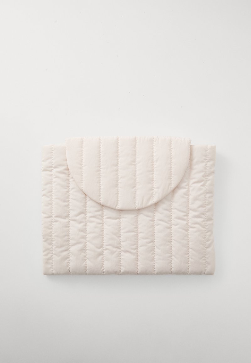 Gepolsterte Laptoptasche aus weichem rosa Stoff mit einer abgerundeten Klappe. Verfügt über vertikale Nähte und eine glatte Textur.