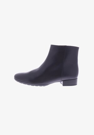 Bottine en cuir noir avec une surface lisse, un bout arrondi et un petit talon empilé. Design simple, sans matériel ou accents visibles.