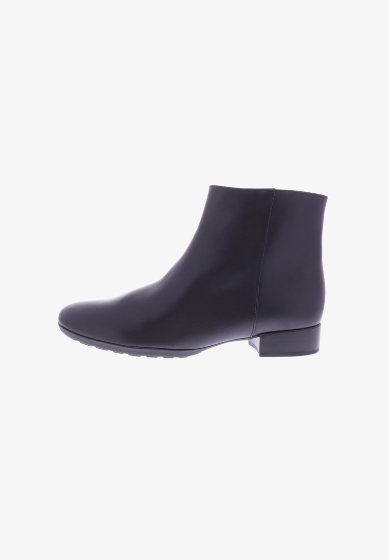 Botín de cuero negro hasta el tobillo con superficie lisa, punta redondeada y tacón bajo apilado. Diseño sencillo, sin herrajes o acentos visibles.