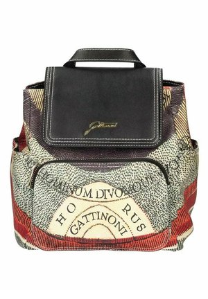Rucksack mit schwarzem Lederklappen, strukturiertem Stoff mit roten und beigen Mustern sowie einer Frontreißverschlusstasche mit goldenen Hardware-Details.