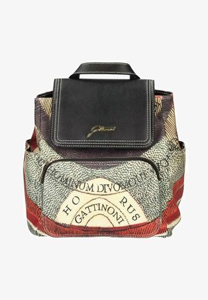 Zaino con una patta in pelle nera, tessuto testurizzato con motivi rossi e beige, e tasca frontale con zip dotata di accessori in oro.