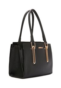 Bolso sintético negro con herrajes dorados, de forma rectangular, con dos asas en la parte superior y una superficie texturizada. Presenta un logo en la parte delantera.