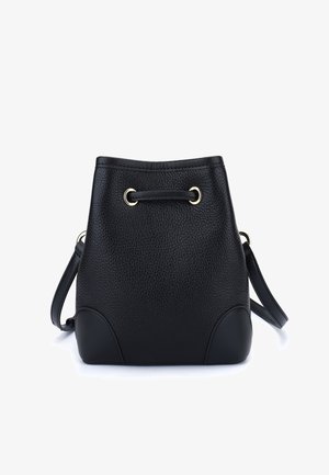 Sac bourse en cuir noir texturé avec œillets métalliques dorés et bandoulière réglable sur fond blanc.
