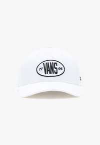 Gorra de béisbol blanca con un parche ovalado negro bordado que muestra "VANS 1966". Presenta una visera curvada y un tejido texturizado.