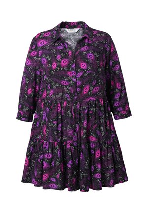 Vestido negro con patrón de plumas de pavo real en tonos púrpura y rosa, con botonadura frontal, cuello, mangas de 3/4 y falda en capas.