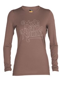 Pitkähihaista puseroa ruskeana, jossa on valkoinen tekstisuunnittelu "Move to Natural." Valmistettu pehmeästä kankaasta, klassisella pyöreällä pääntiellä ja tiukasti istuvilla hihoilla.