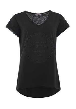 Schwarzes T-Shirt mit V-Ausschnitt, kurzen Ärmeln, fransigen Kanten und strukturiertem, erhabenem Text in kreisförmigem Muster auf der Vorderseite.