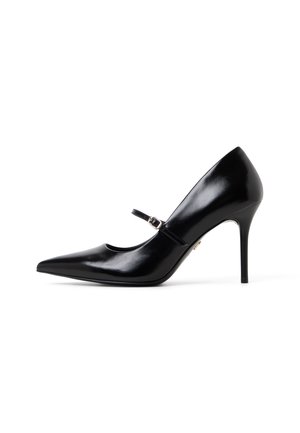 Scarpa con tacco alto in vernice nera, dalla punta affilata, con cinturino dotato di una piccola fibbia e un sottile tacco a stiletto.