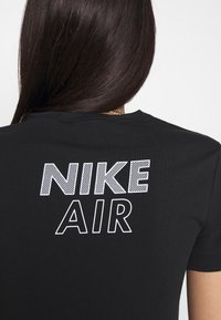 Nike Sportswear T-shirt med print - pink