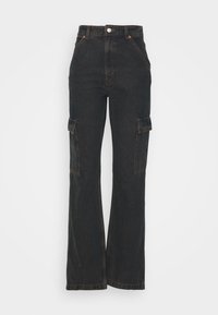 Pantalon cargo en denim noir taille haute avec poches à rabat latérales et coupe droite sur fond uni.