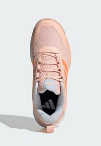 Svetloružová atletická obuv s vrchnou časťou z materiálu s mriežkovanou štruktúrou, textúrovaným povrchom, oranžovými akcentmi a polstrovaným šedým golierom. Čierna stielka s logom.