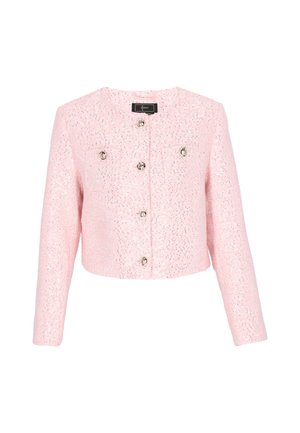 Krótka różowa kurtka z tkaniny o fakturze, z okrągłym dekoltem, czterema przednimi kieszeniami i pięcioma metalowymi guzikami do zapięcia.