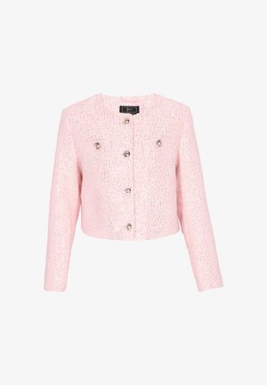 Rövidített, rózsaszín dzseki texturált anyagból, kerek nyakkivágással, négy elülső zsebbel és öt fém gombbal záródik.