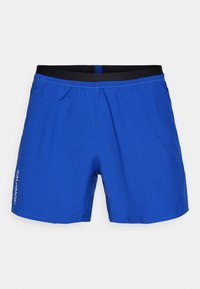 Blå sportshorts i lättviktsmaterial, med ett elastiskt svart midjeband och sidofickor. Logotypdetalj på vänster sida.