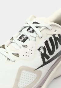 Nike Performance STRUCTURE 26 RUN - Tenisice za cestovno trčanje - summit white/black/vast grey/college grey/sail/sequoia