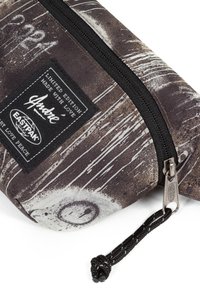 Eastpak SOMMAR - Vyölaukku - in the maze