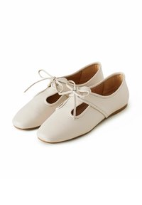 Ballerine in pelle beige con design a intaglio, chiusura con fiocco e suola piatta, finitura liscia e punta affusolata.