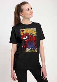 Svart bomullströja med ett grafiskt tryck av Spider-Man i livliga röda och blå färger, som visar dynamisk seriekonst och djärv text.