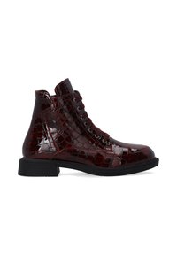 Bordeauxfarbene Kunstleder-Stiefelette mit glänzender Krokodil-Textur, Schnürdesign, massiver schwarzer Sohle und strukturierter Knöchelunterstützung.