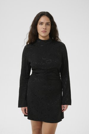 Svart langermet kjole med høy krage, med et teksturert rosemønster og tett bodice, samlet midje og utvidede ermer.