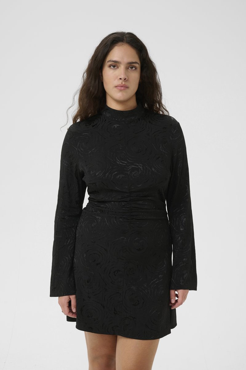 Svart langermet kjole med høy krage, med et teksturert rosemønster og tett bodice, samlet midje og utvidede ermer.