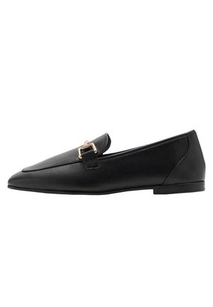 Sort læder flad loafer med spids tå og guldfarvet metal spænde detalje på toppen, lav hæl og glat finish.