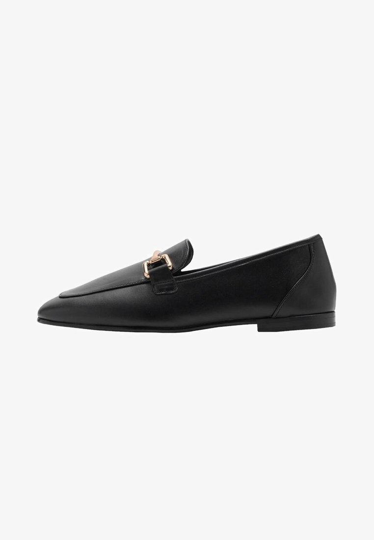 Mocassin plat en cuir noir avec bout pointu et détail de boucle en métal doré sur le dessus, talon bas et finition lisse.