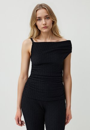 Zwarte off-shoulder top gemaakt van textiel met structuur, met een aansluitend ontwerp en dunne bandjes. De stof vertoont een gekreukt patroon.