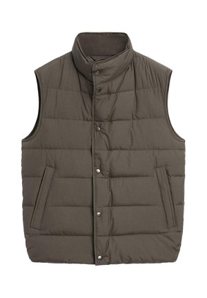 Tmavě hnědá polstrovaná bezrukávová vesta s vysokým límcem, zacvakávacími knoflíky vpředu a dvěma postranními kapsami.
