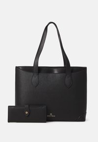 Musta käsilaukku tekstuuripinnalla, kaksoiskahvat ja yhteensopiva lompakko. Laukussa on hienovarainen logo yksityiskohta laukun alareunassa.