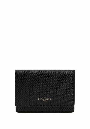 Billetera de cuero negro con superficie texturizada, con cierre magnético y logotipo en relieve en dorado. Forma rectangular compacta.