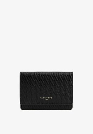 Billetera de cuero negro con superficie texturizada, con cierre magnético y logotipo en relieve en dorado. Forma rectangular compacta.