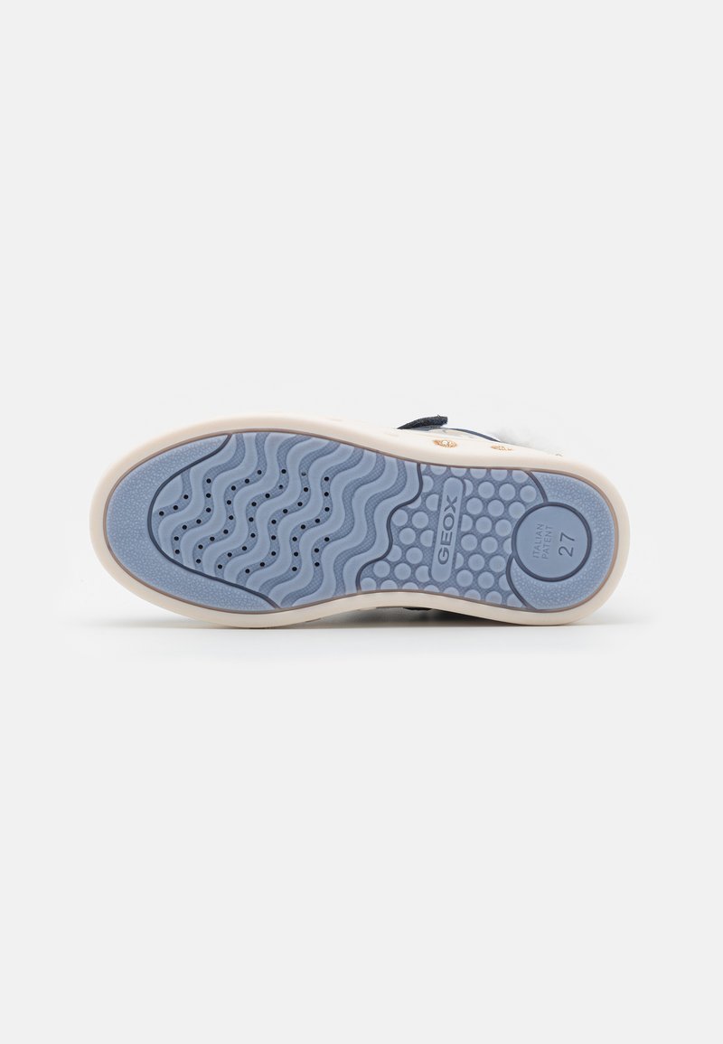 Semelle en caoutchouc bleue avec un motif de vagues, accents crème et trous pour la respirabilité. Présente des détails de logo et un marquage de taille.