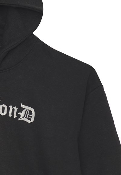 Felpa nera realizzata in tessuto morbido, con una stampa grafica di testo grigio scuro sul fronte, tasca a marsupio e cappuccio regolabile con cordini.