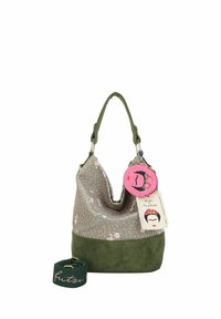 Bolso saco verde y gris con patrones florales en rosa, de texturas duales y correa removible. Presenta etiquetas decorativas y un charm redondo.