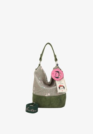 Bolso saco verde y gris con patrones florales en rosa, de texturas duales y correa removible. Presenta etiquetas decorativas y un charm redondo.